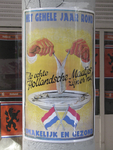 901006 Afbeelding van een affiche voor 'de echte Hollandsche Maatjes' (haringen), bij de viskraam van Van Daalen op de ...